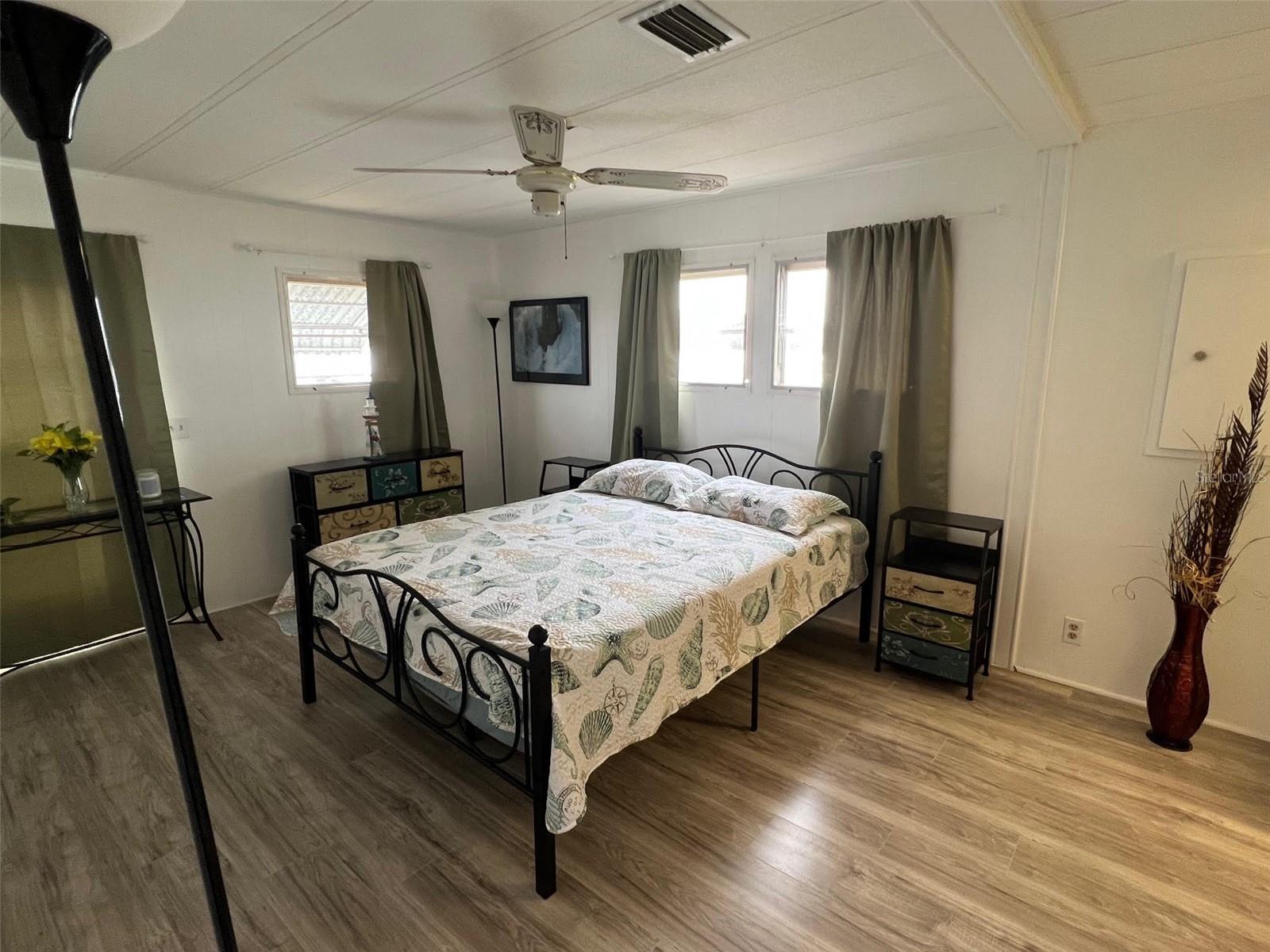 Listing photo id 16 for 519 Needle Palm Street