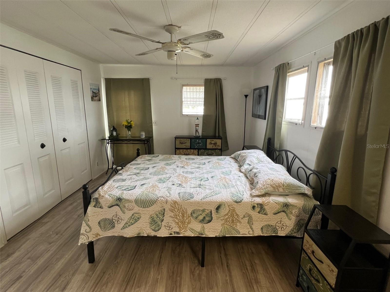 Listing photo id 17 for 519 Needle Palm Street