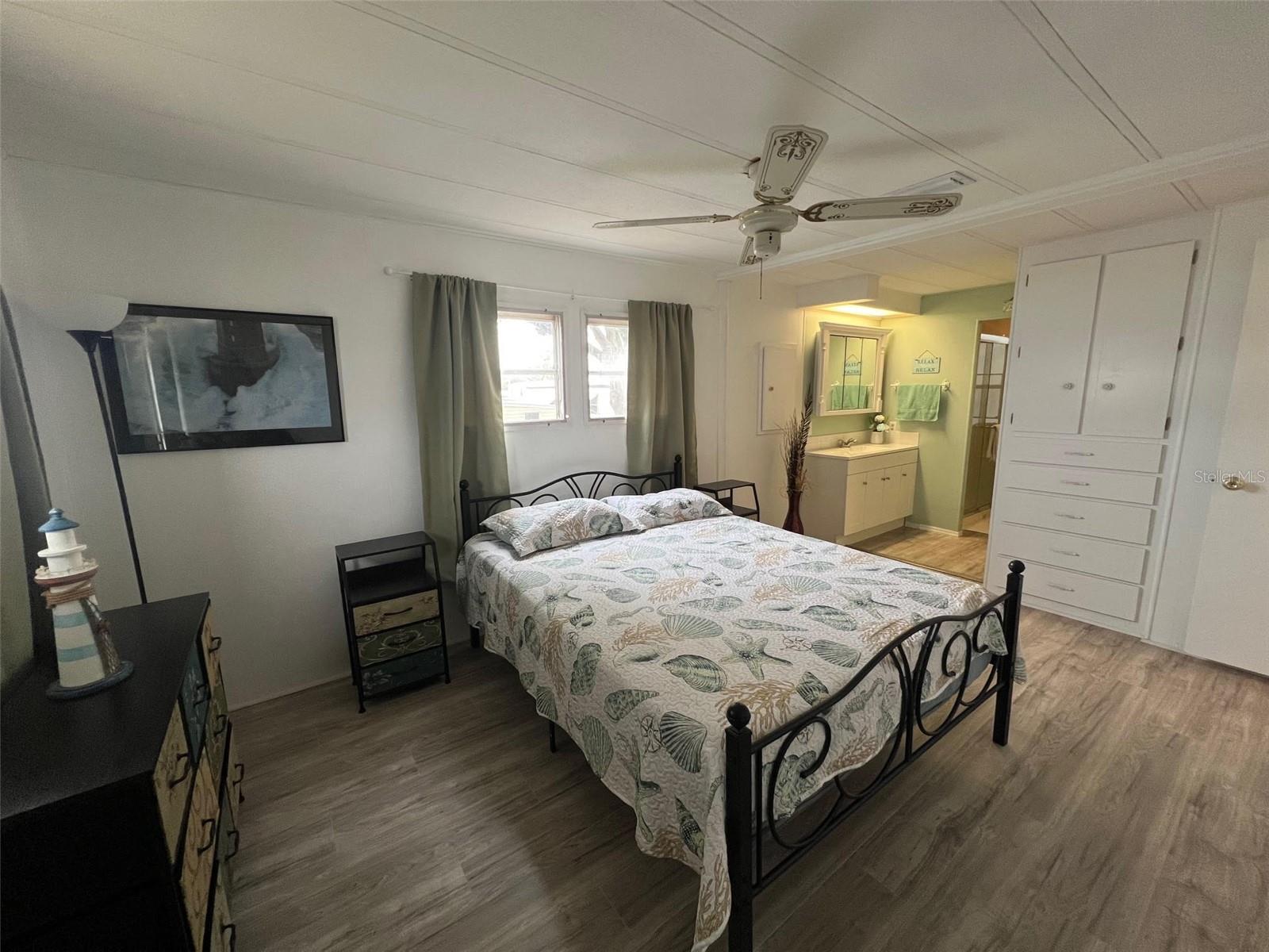 Listing photo id 19 for 519 Needle Palm Street