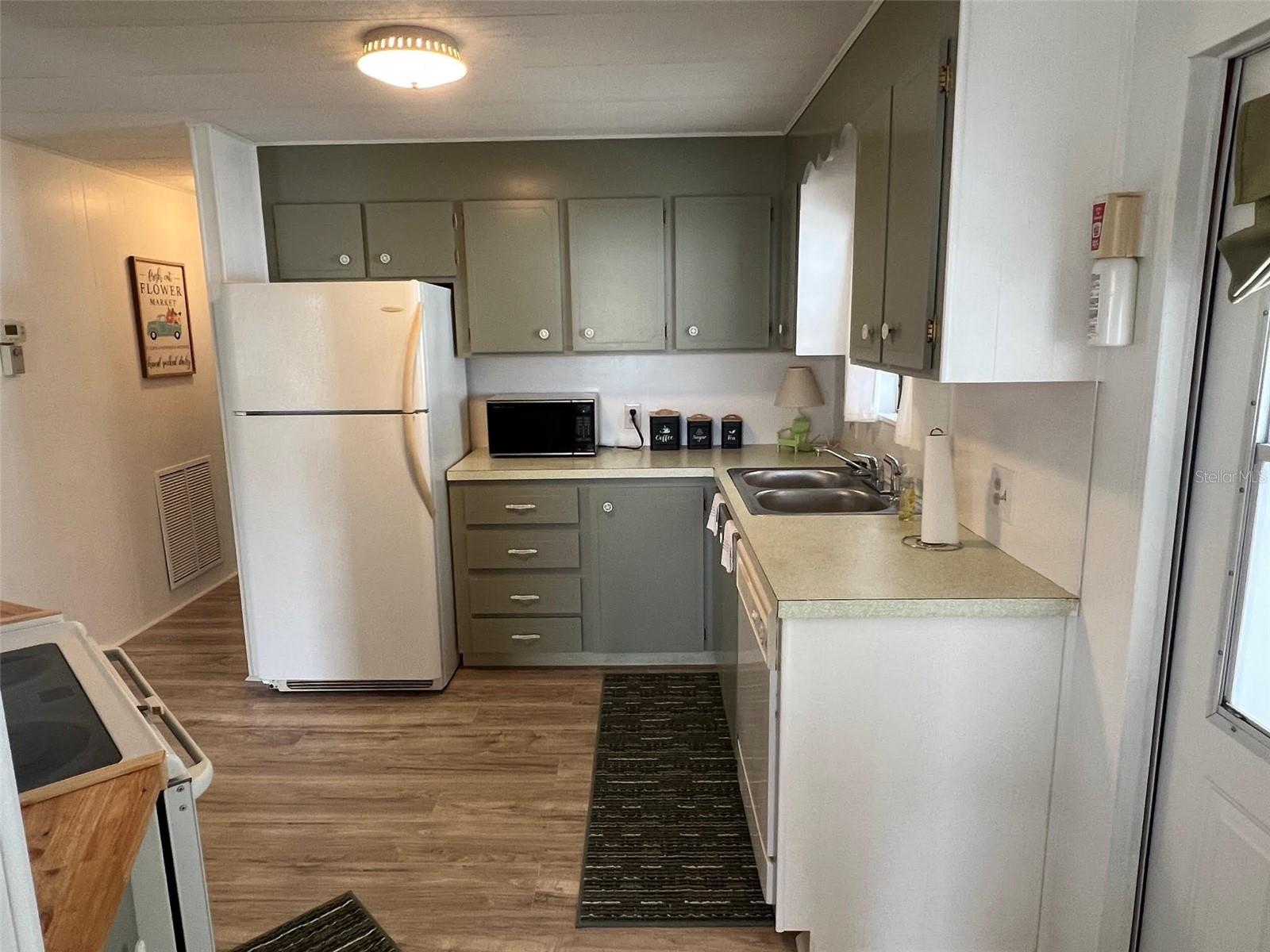 Listing photo id 2 for 519 Needle Palm Street