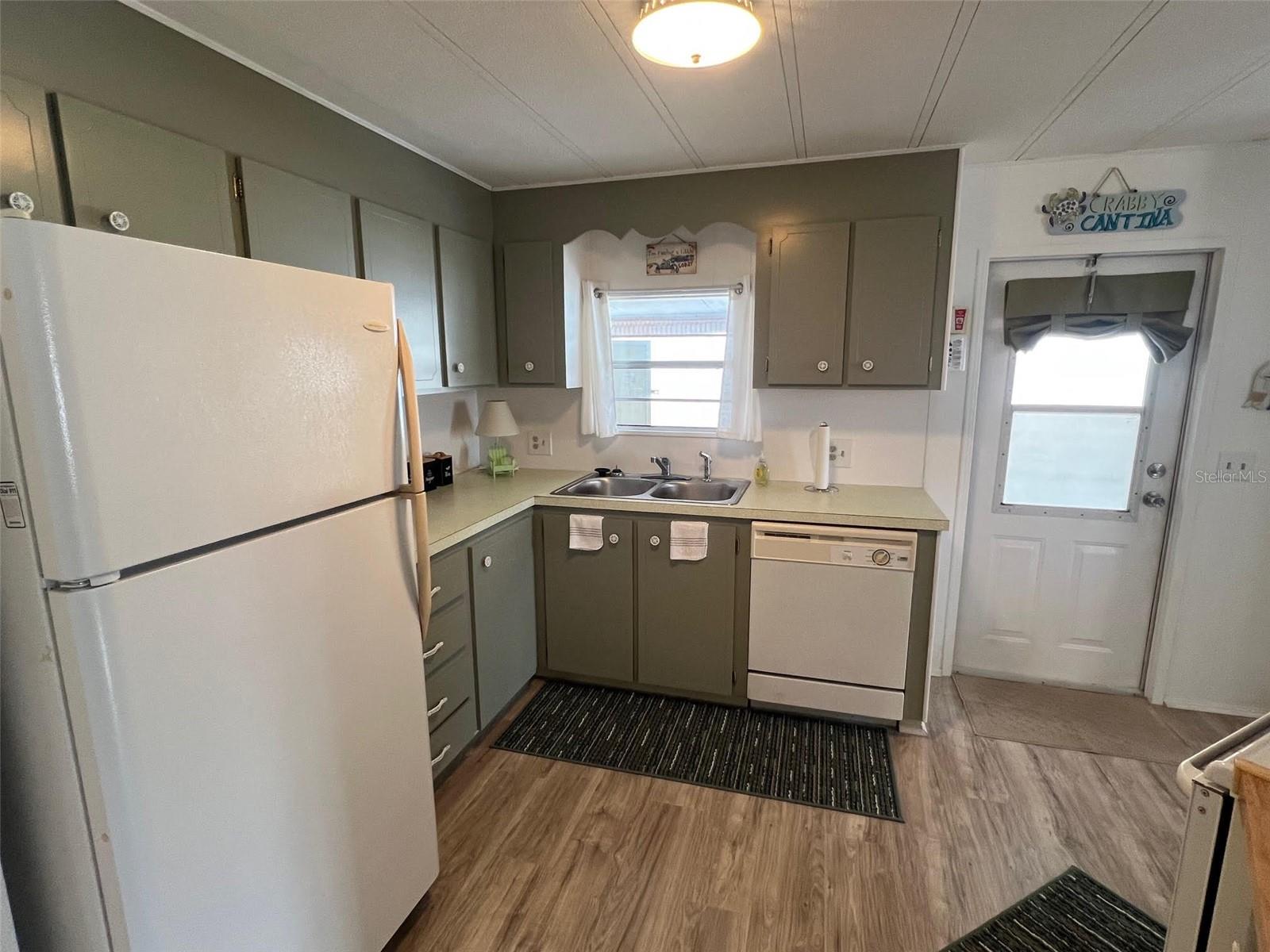 Listing photo id 3 for 519 Needle Palm Street