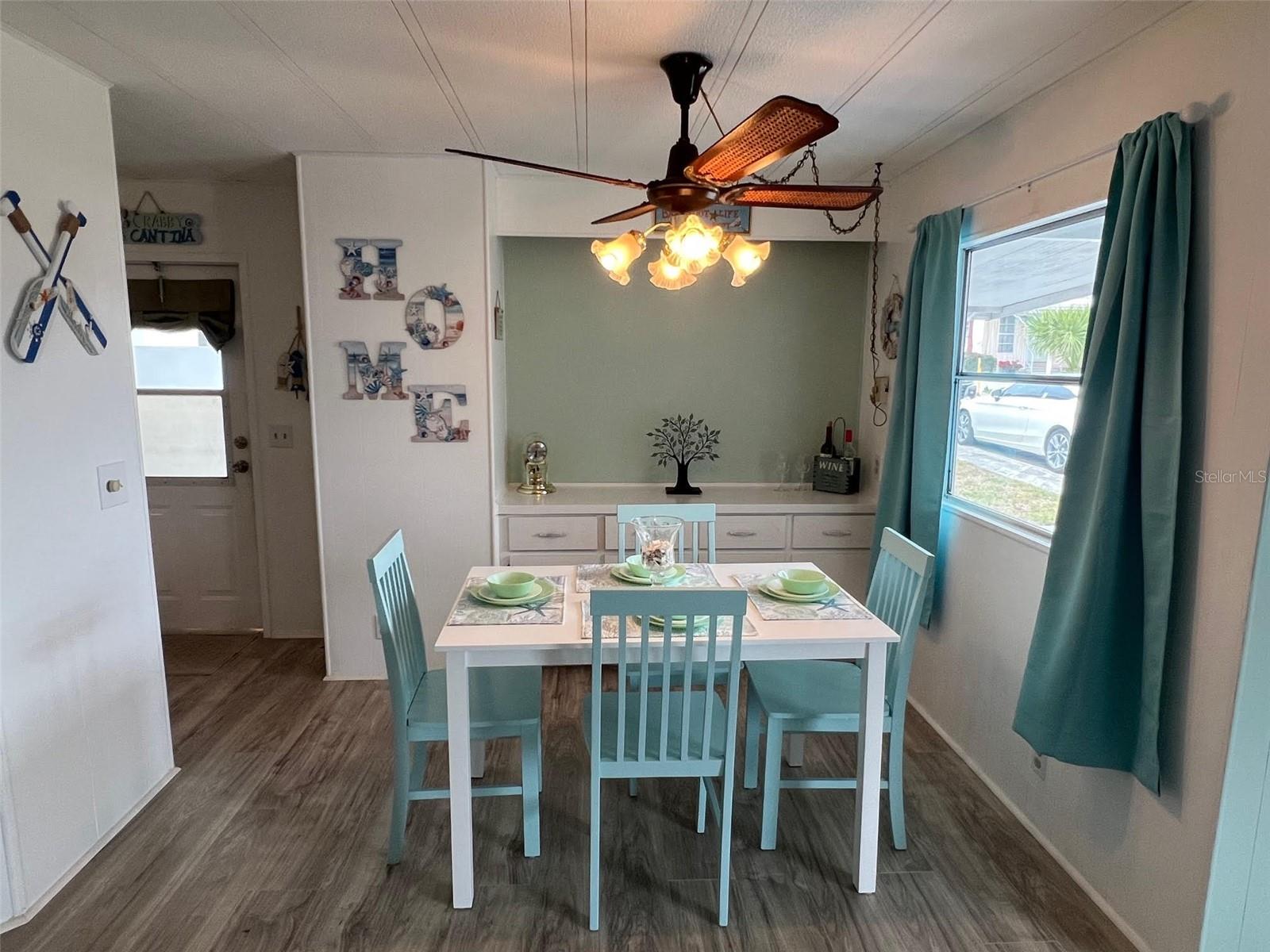 Listing photo id 5 for 519 Needle Palm Street