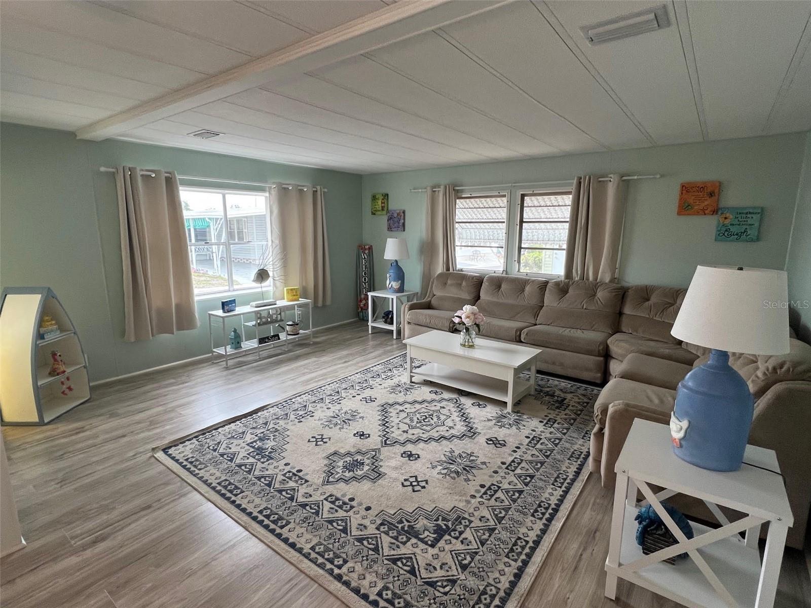 Listing photo id 7 for 519 Needle Palm Street