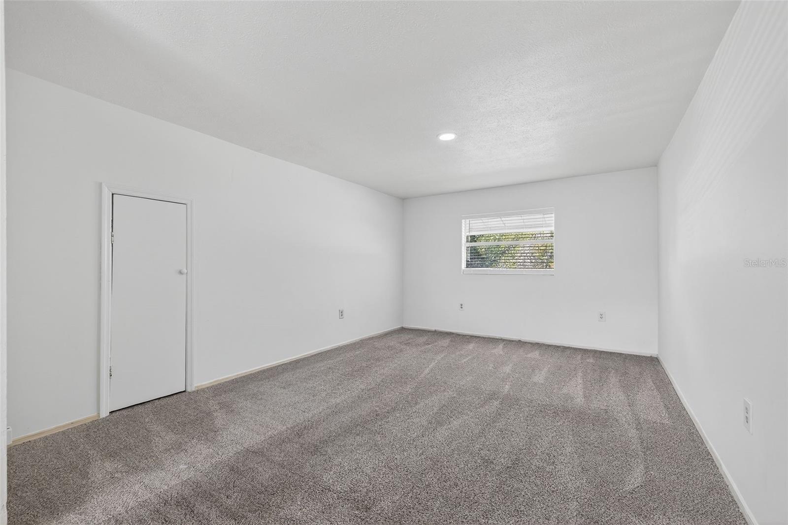 Listing photo id 9 for 902 Two Houses Lane