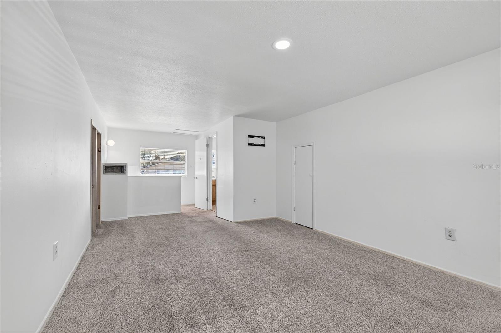 Listing photo id 10 for 902 Two Houses Lane