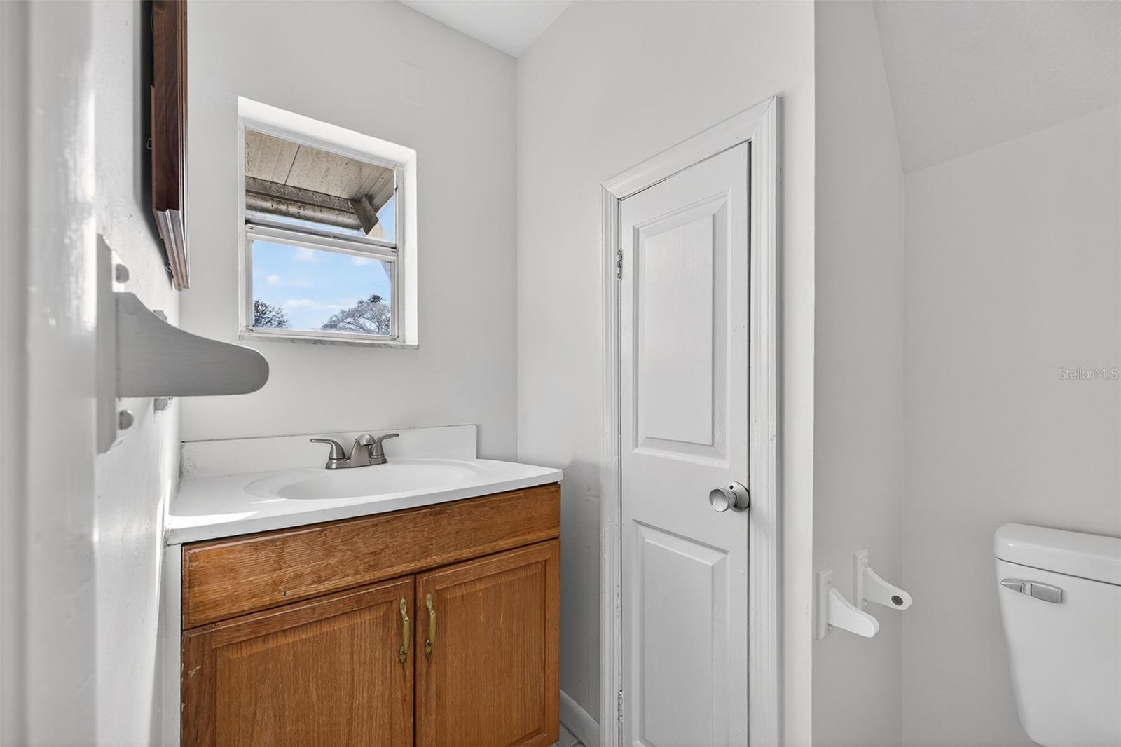 Listing photo id 11 for 902 Two Houses Lane