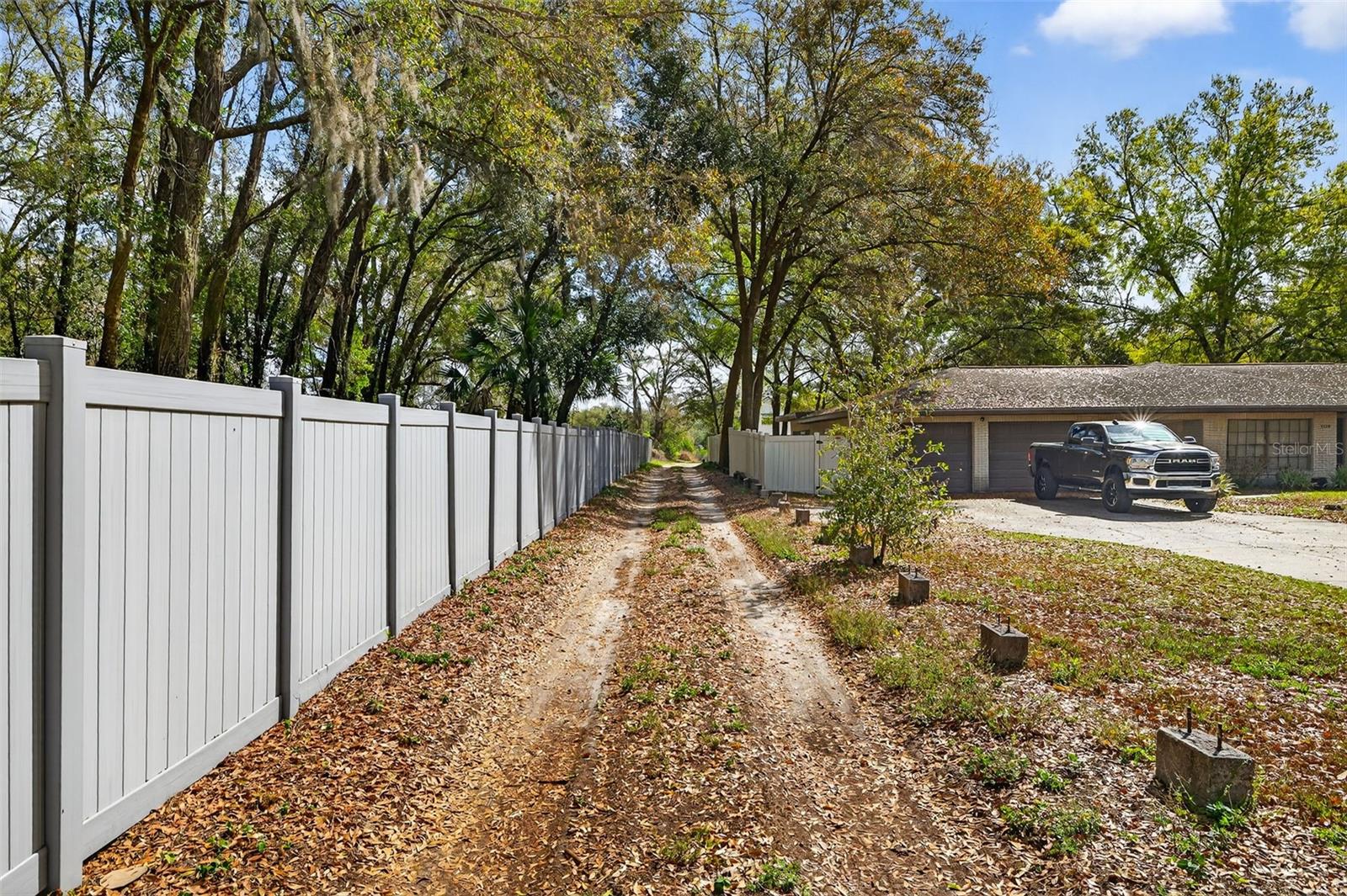 Listing photo id 16 for 902 Two Houses Lane