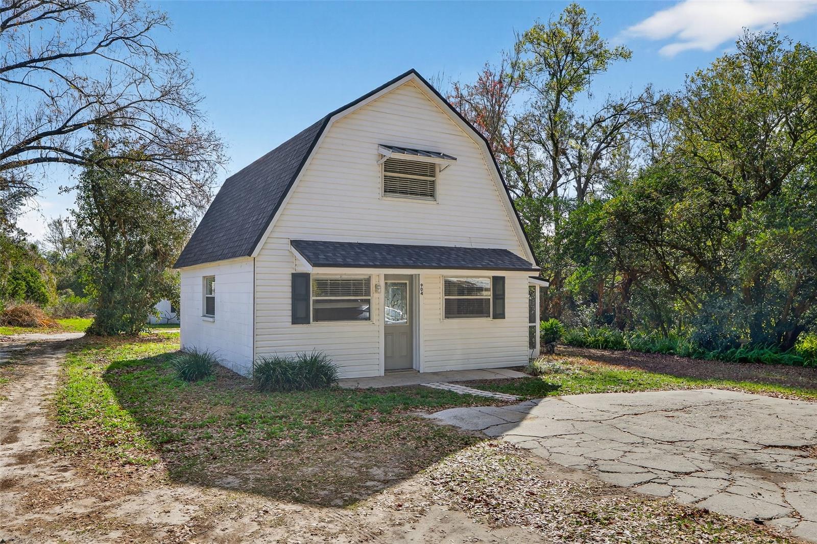 Listing photo id 0 for 902 Two Houses Lane