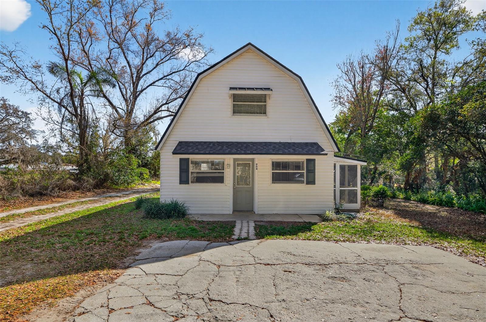 Listing photo id 1 for 902 Two Houses Lane