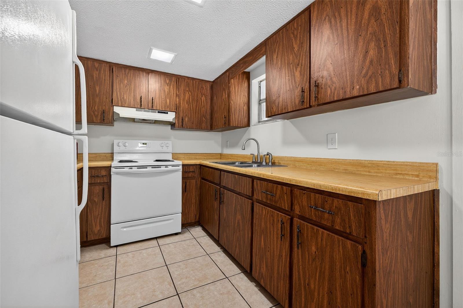 Listing photo id 5 for 902 Two Houses Lane