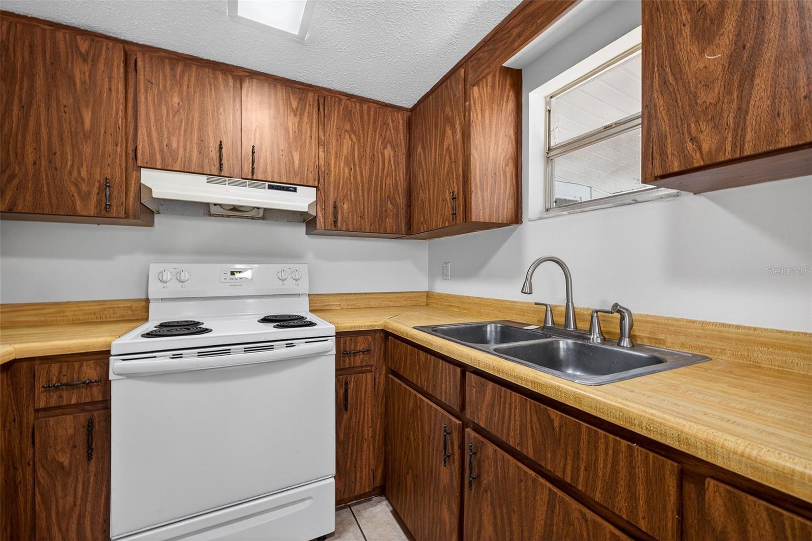 Listing photo id 6 for 902 Two Houses Lane