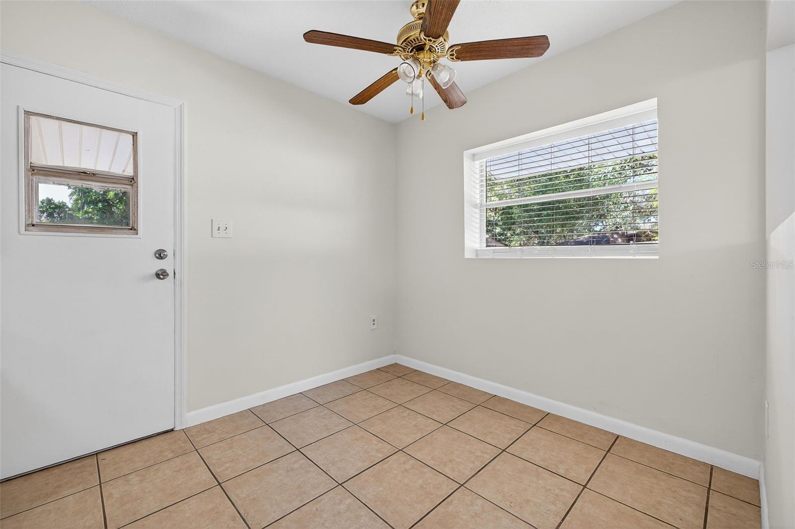 Listing photo id 7 for 902 Two Houses Lane