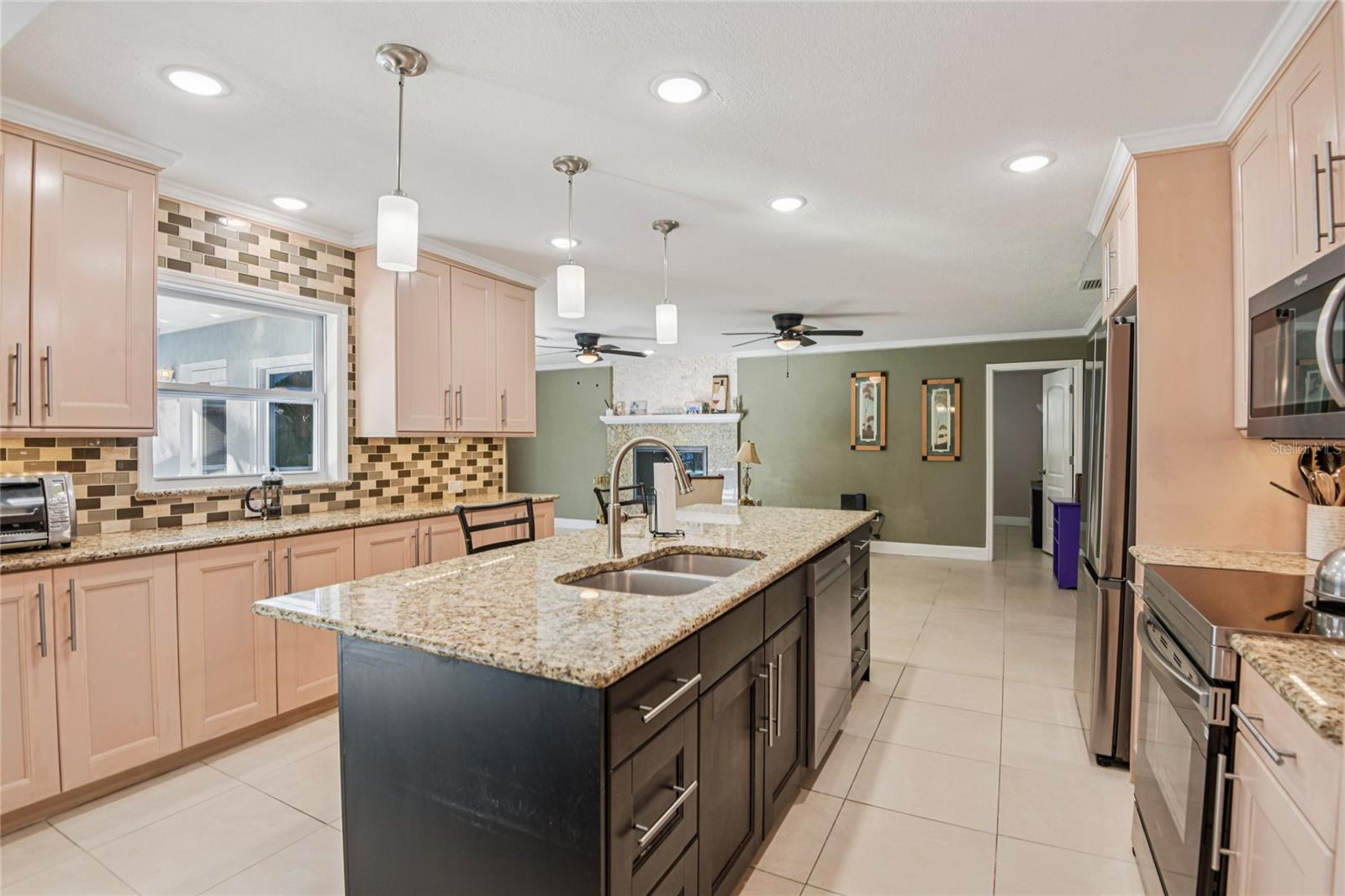 Listing photo id 9 for 804 Robin Avenue