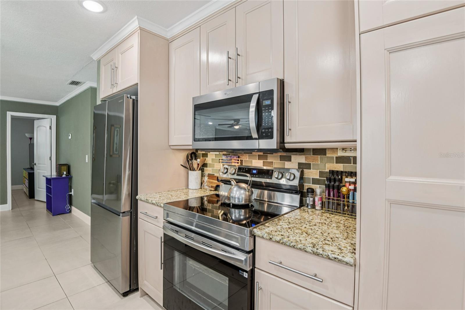 Listing photo id 10 for 804 Robin Avenue