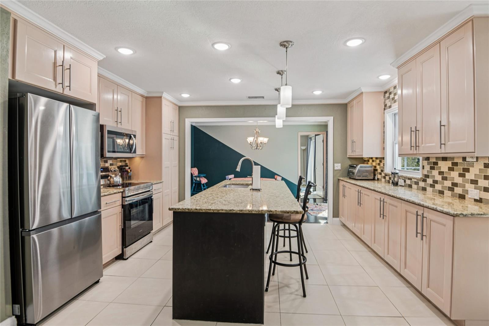 Listing photo id 11 for 804 Robin Avenue