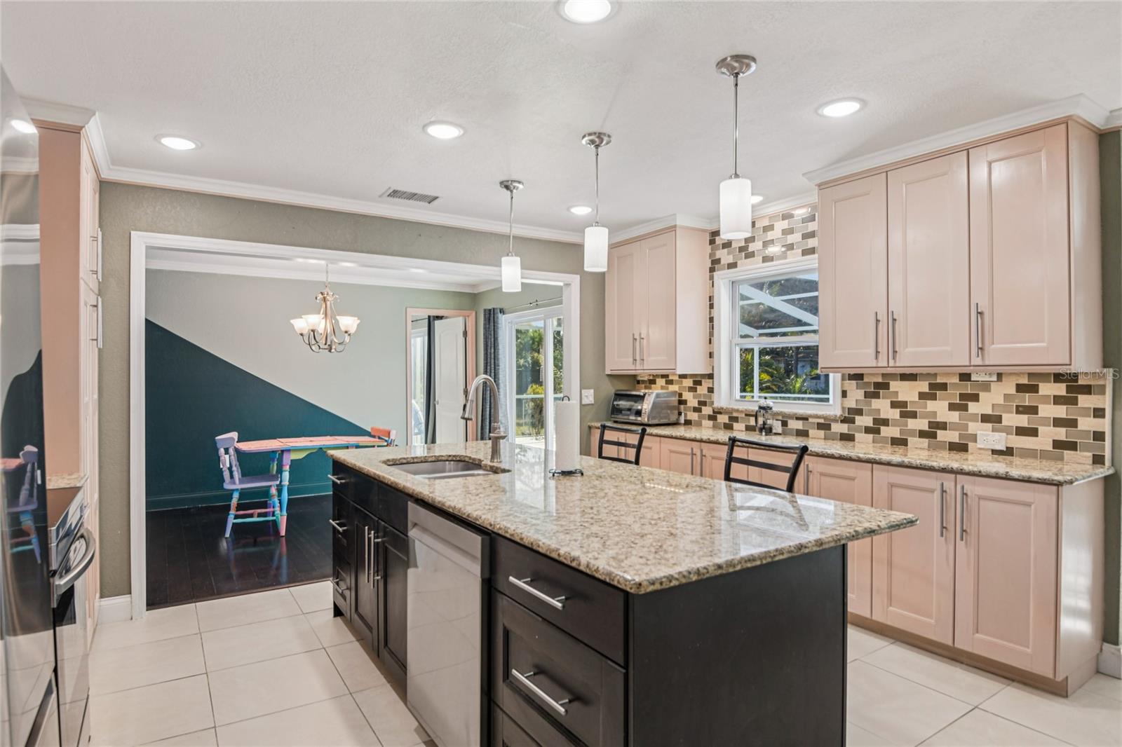 Listing photo id 12 for 804 Robin Avenue