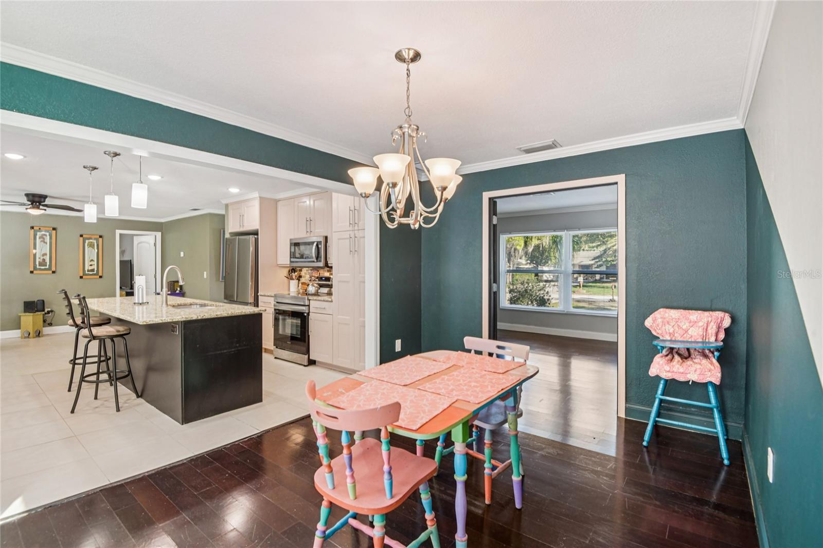 Listing photo id 13 for 804 Robin Avenue