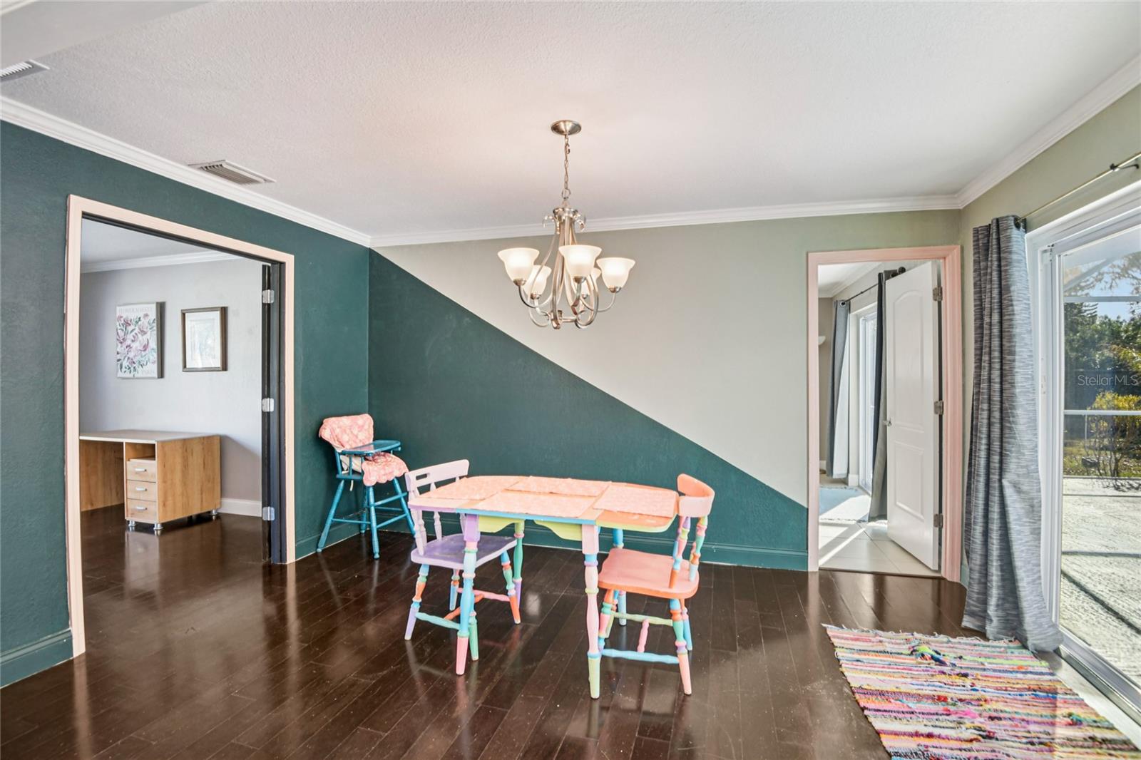 Listing photo id 15 for 804 Robin Avenue