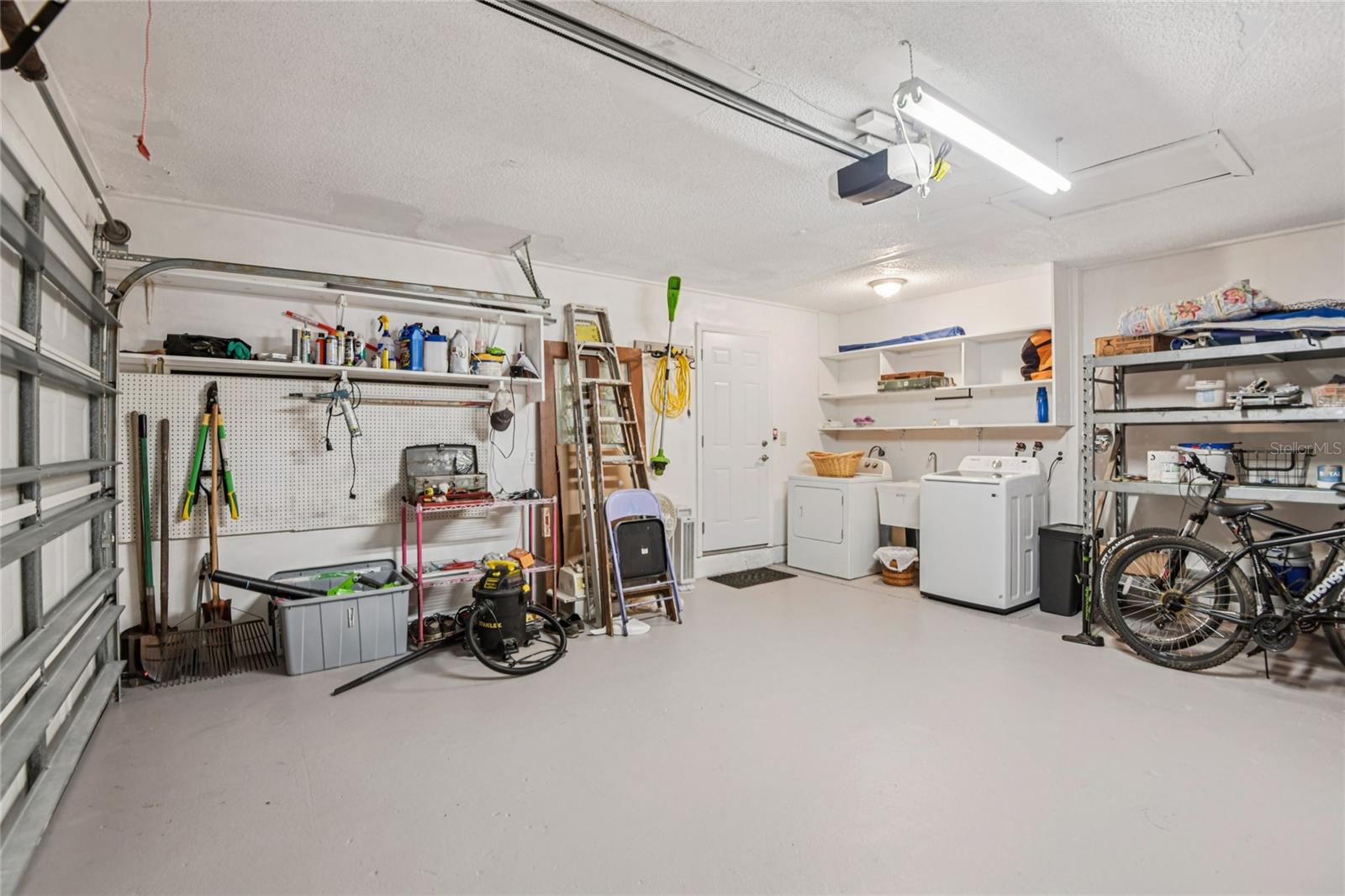 Listing photo id 35 for 804 Robin Avenue