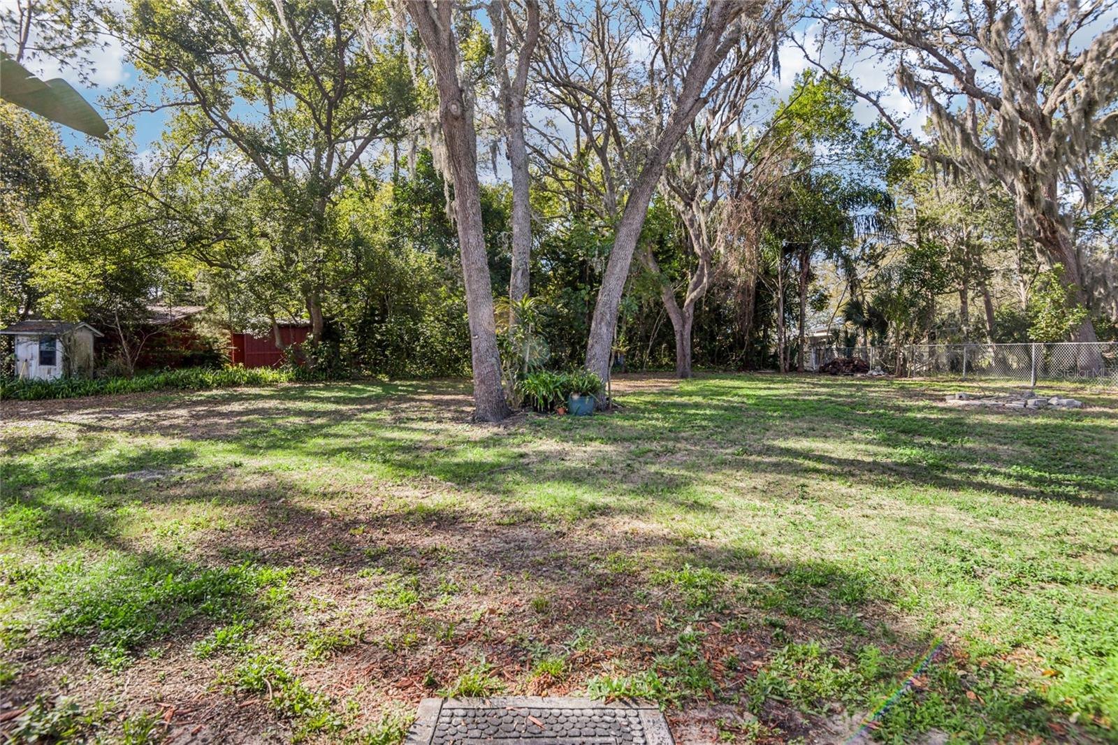 Listing photo id 37 for 804 Robin Avenue