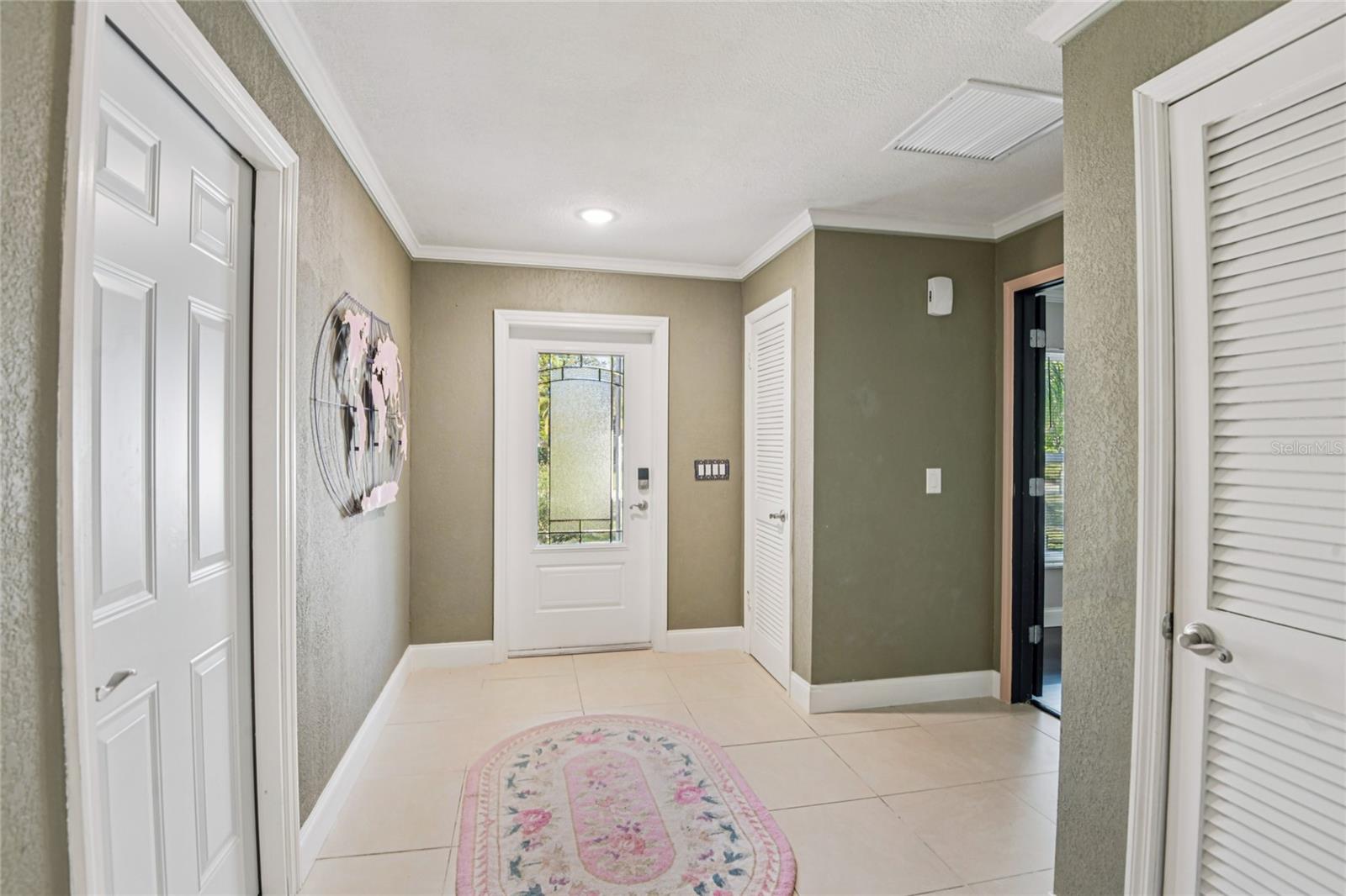 Listing photo id 2 for 804 Robin Avenue