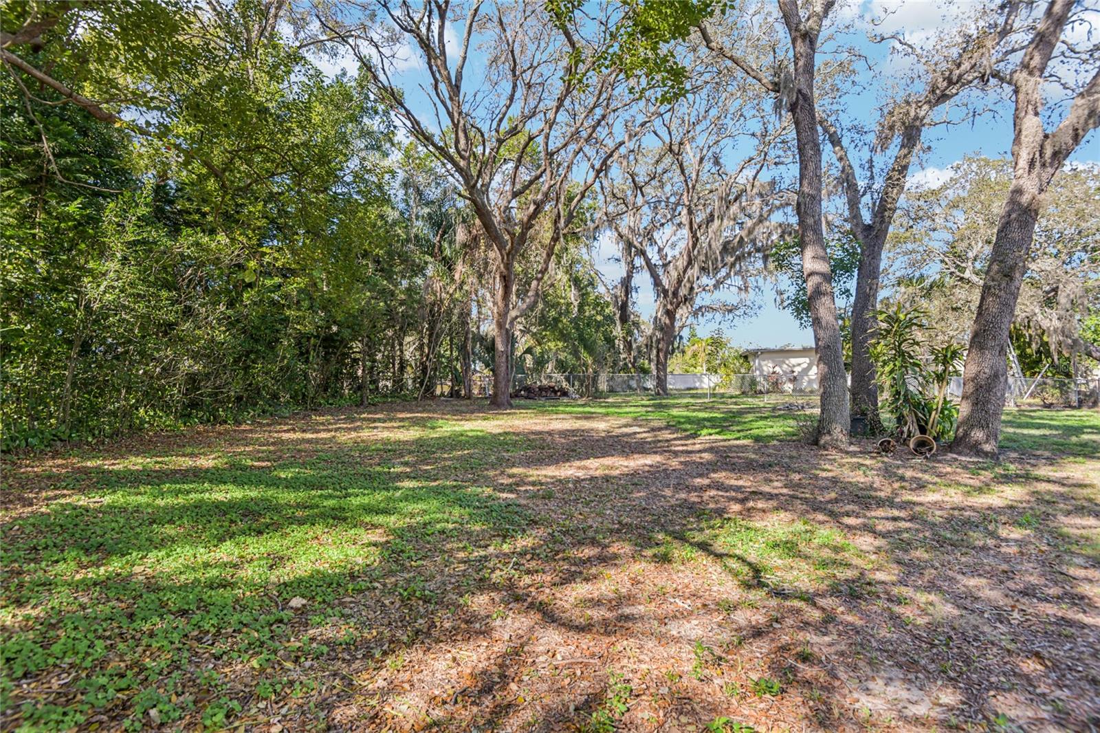 Listing photo id 39 for 804 Robin Avenue