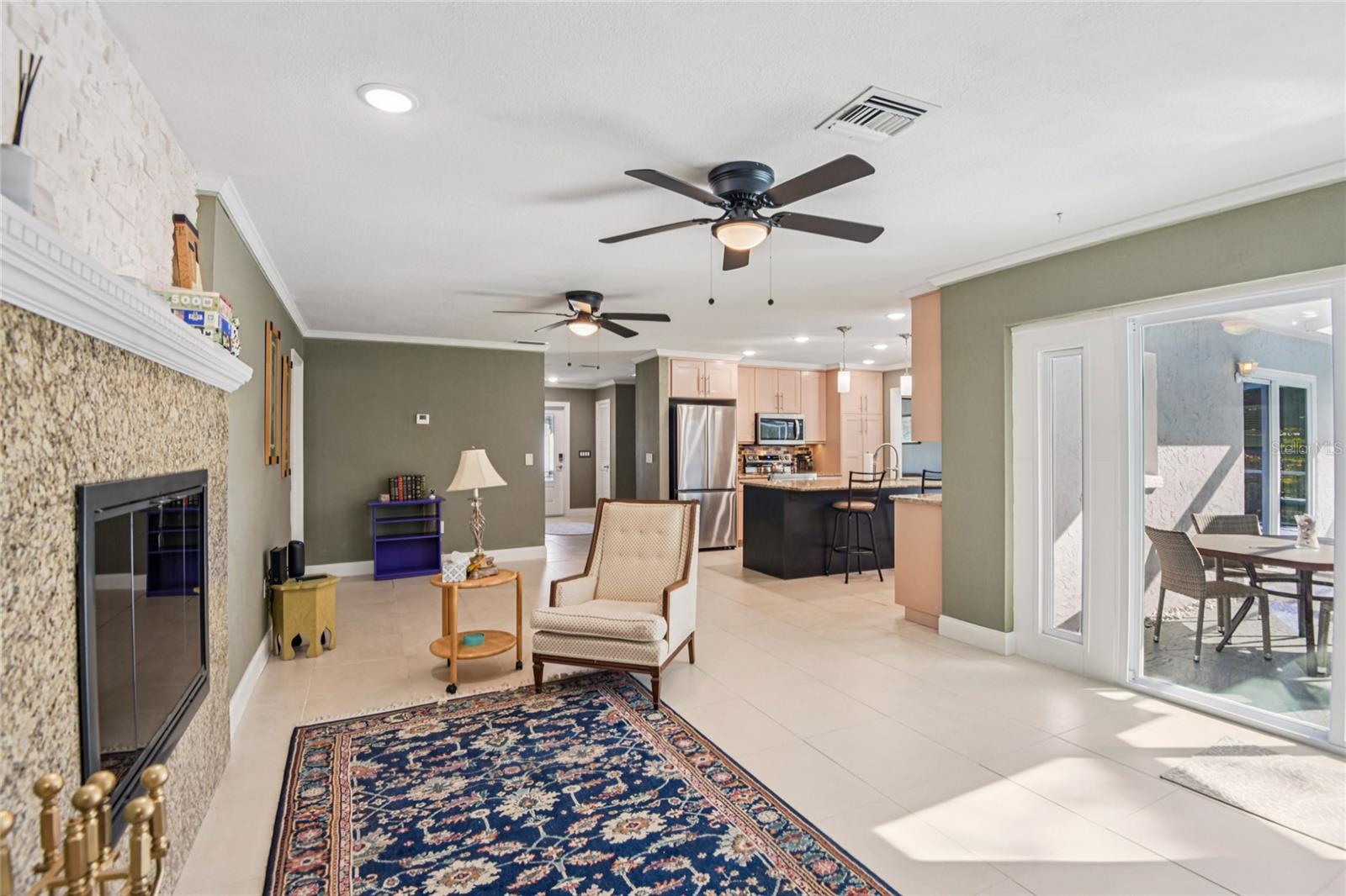 Listing photo id 5 for 804 Robin Avenue