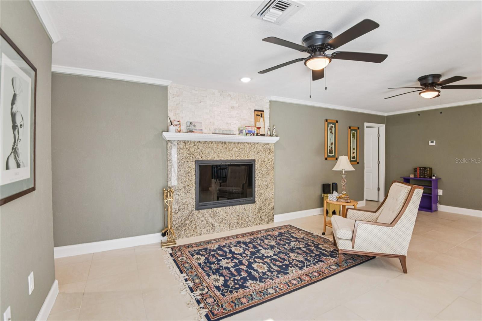 Listing photo id 6 for 804 Robin Avenue