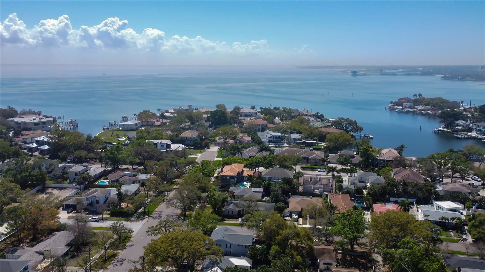 Listing photo id 17 for 218 Appian Way Ne