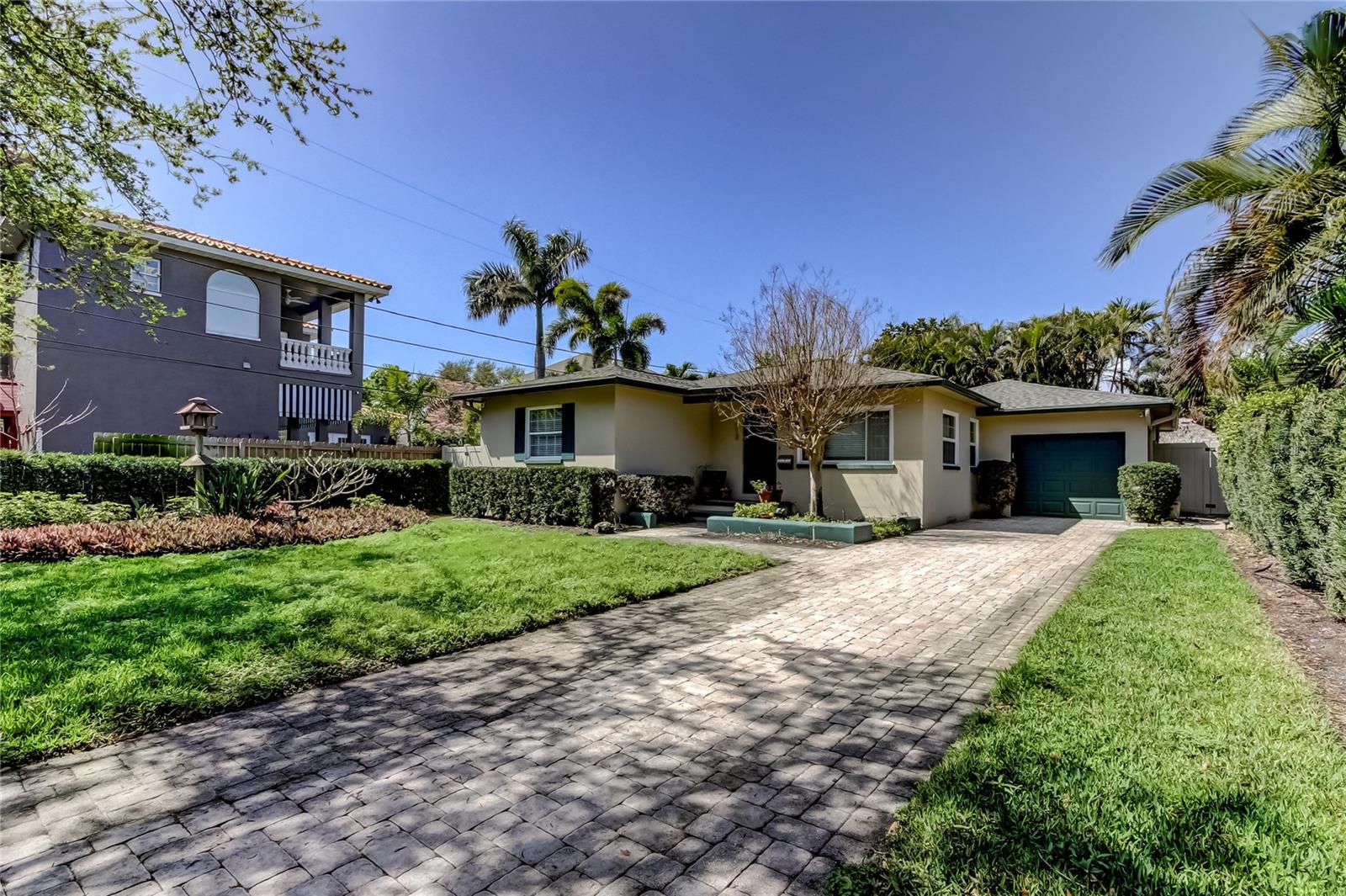 Listing photo id 0 for 218 Appian Way Ne