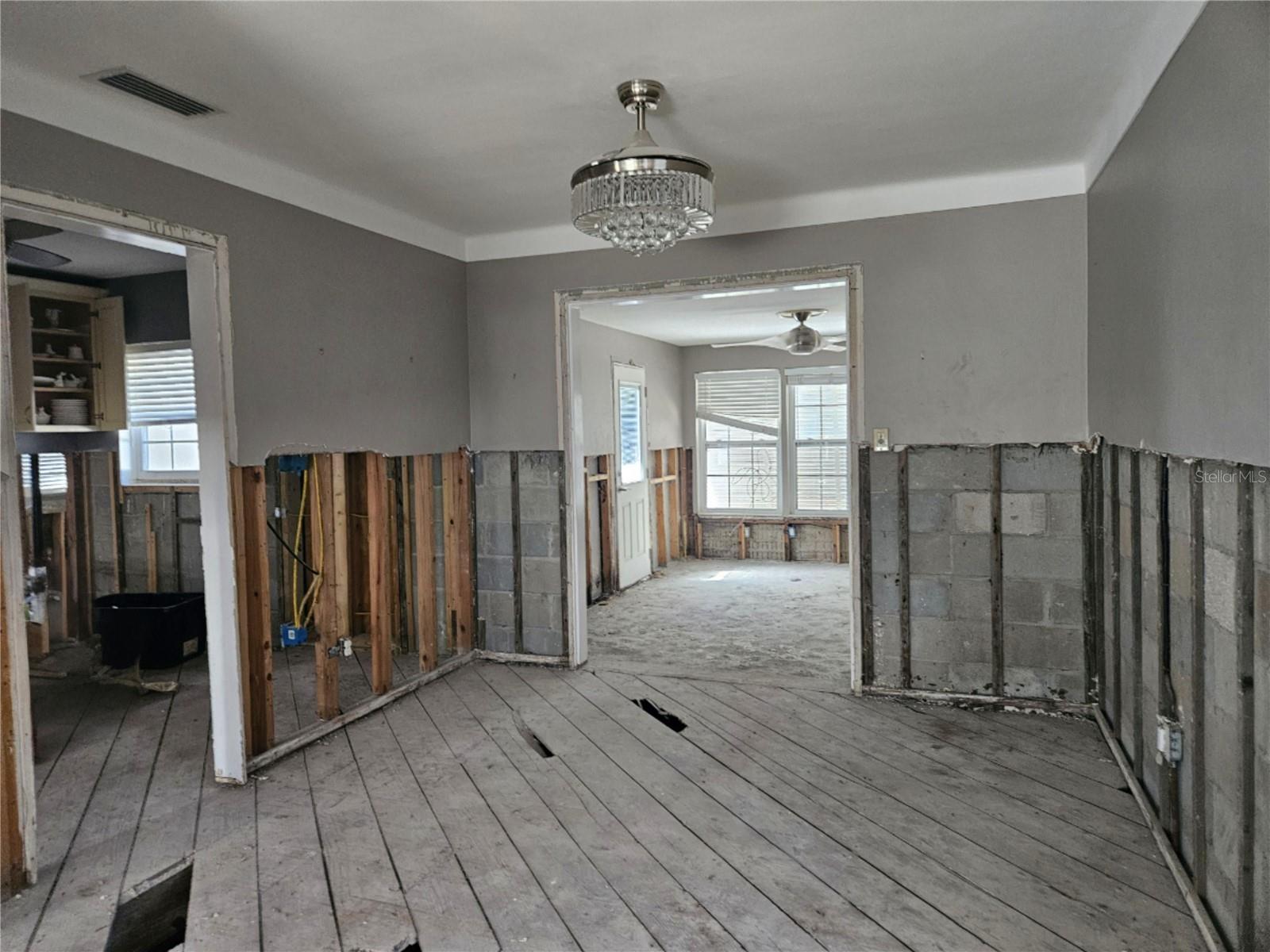 Listing photo id 4 for 218 Appian Way Ne