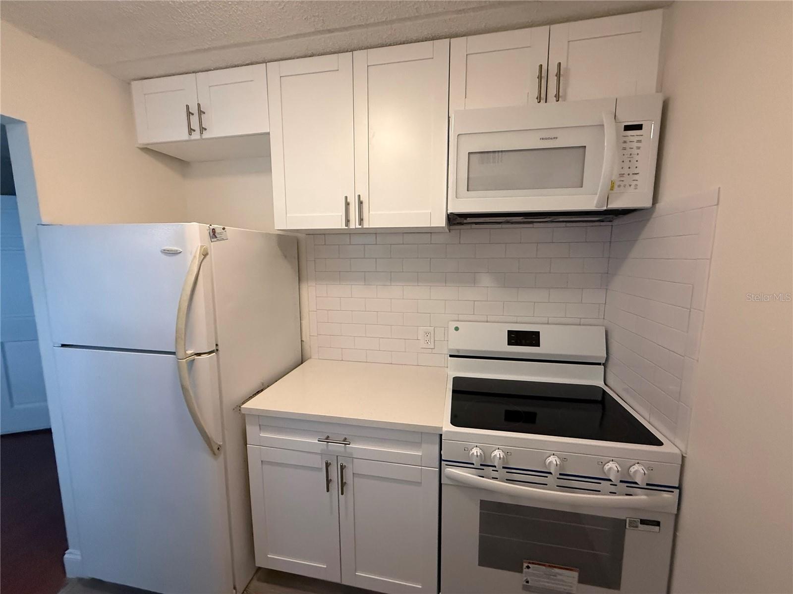 Image 3 of 13 For 3206 Azeele Street 230