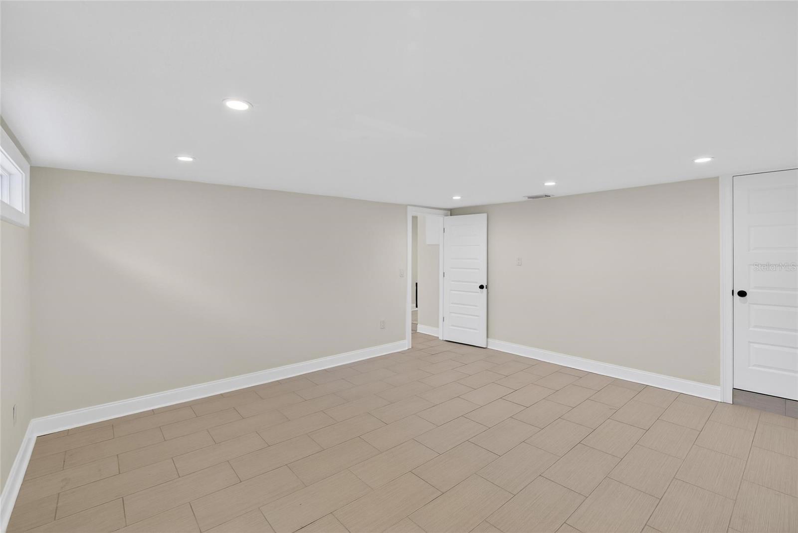 Image 16 of 43 For 162 Davis Boulevard