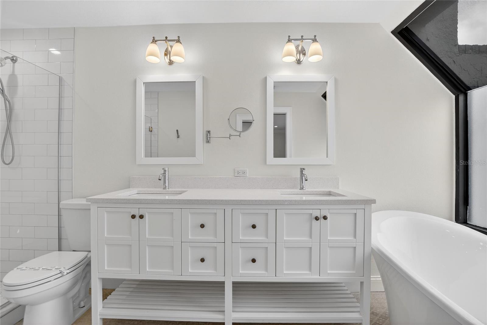 Image 35 of 43 For 162 Davis Boulevard