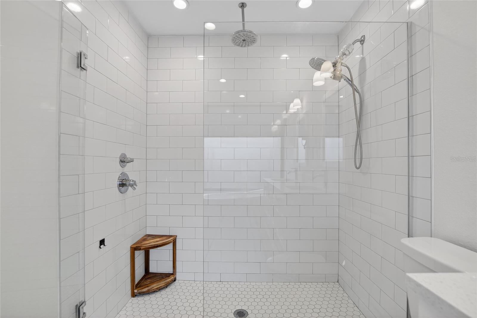 Image 7 of 43 For 162 Davis Boulevard