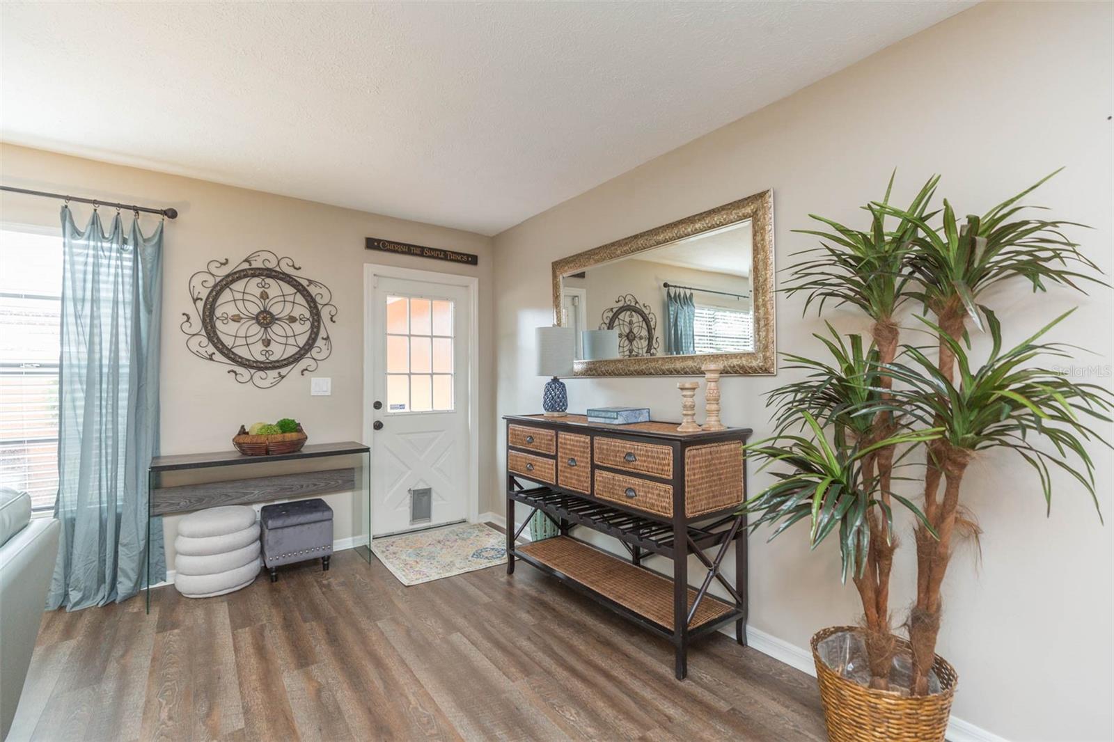 Image 11 of 22 For 702 Bay Street A