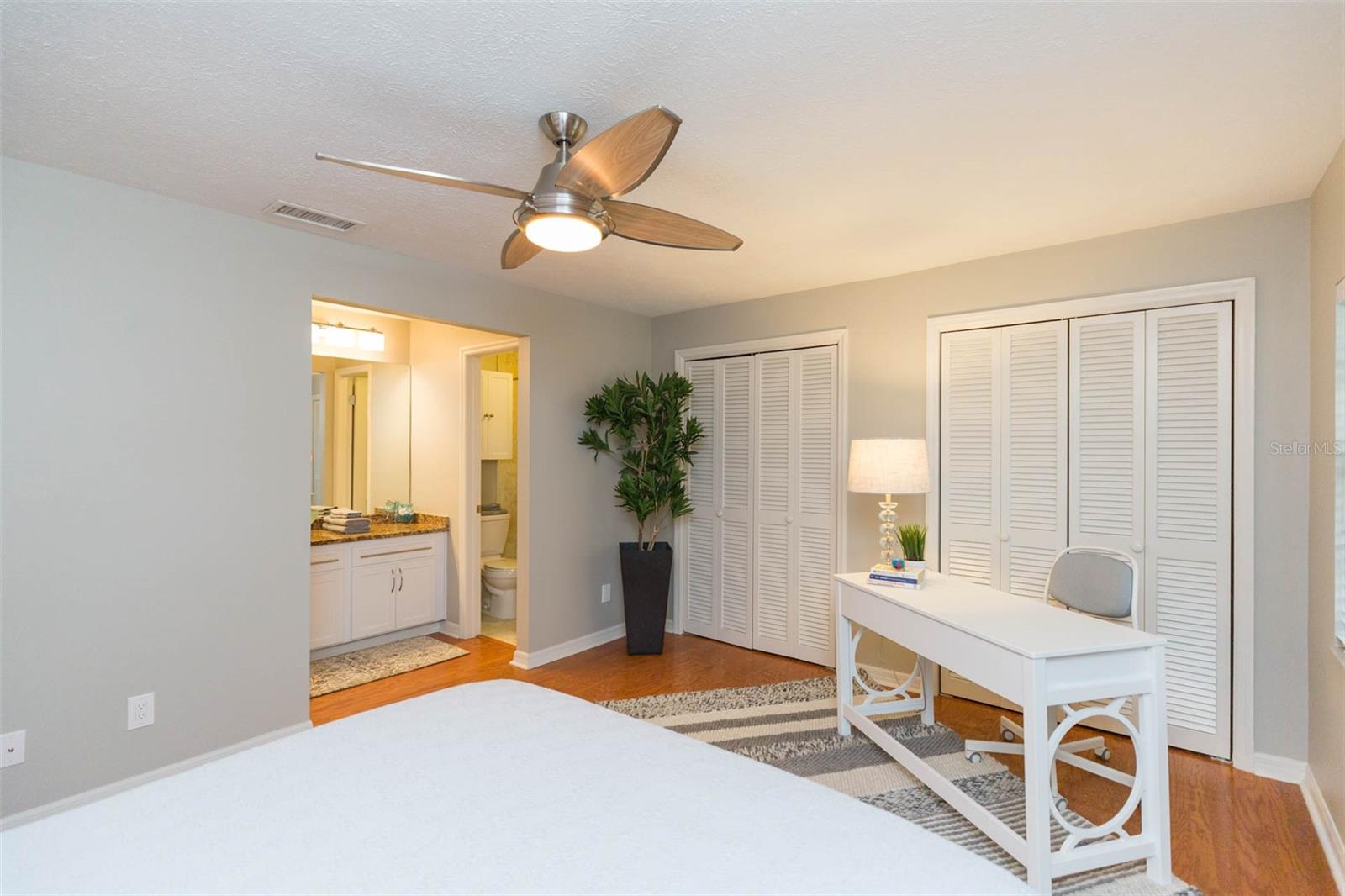 Image 19 of 22 For 702 Bay Street A