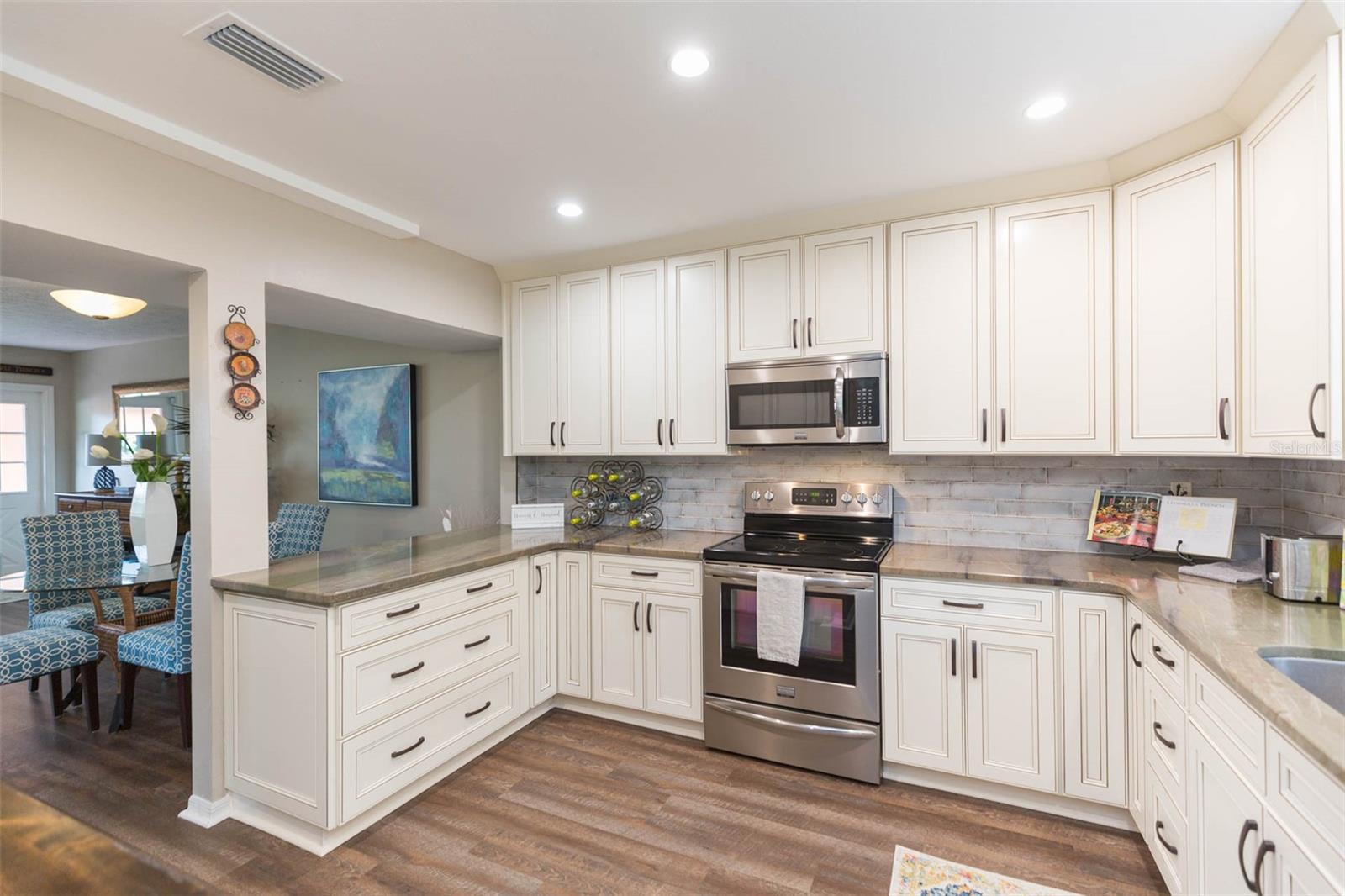 Image 2 of 22 For 702 Bay Street A