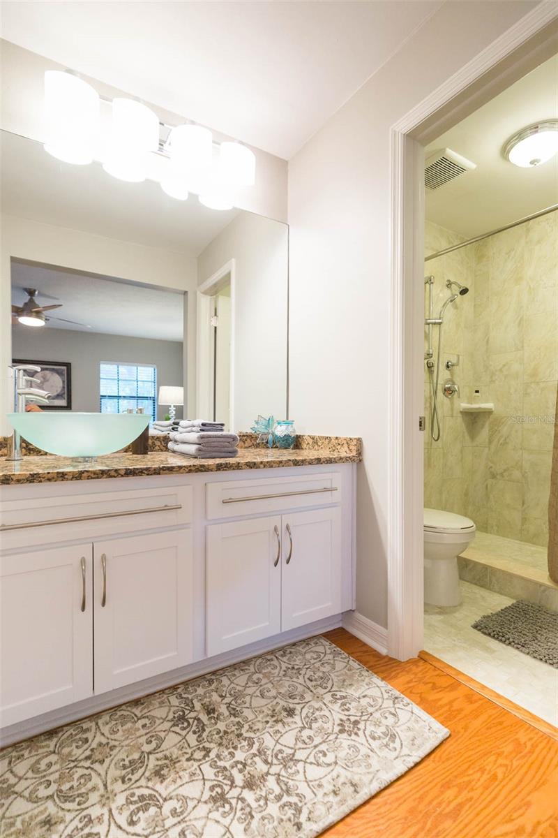 Image 20 of 22 For 702 Bay Street A