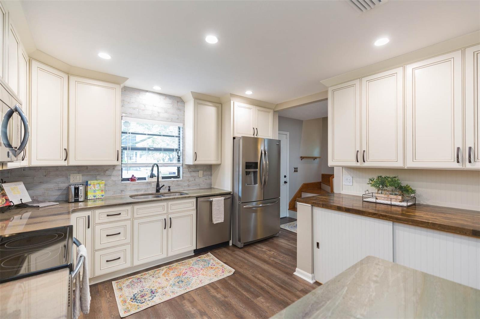 Image 4 of 22 For 702 Bay Street A