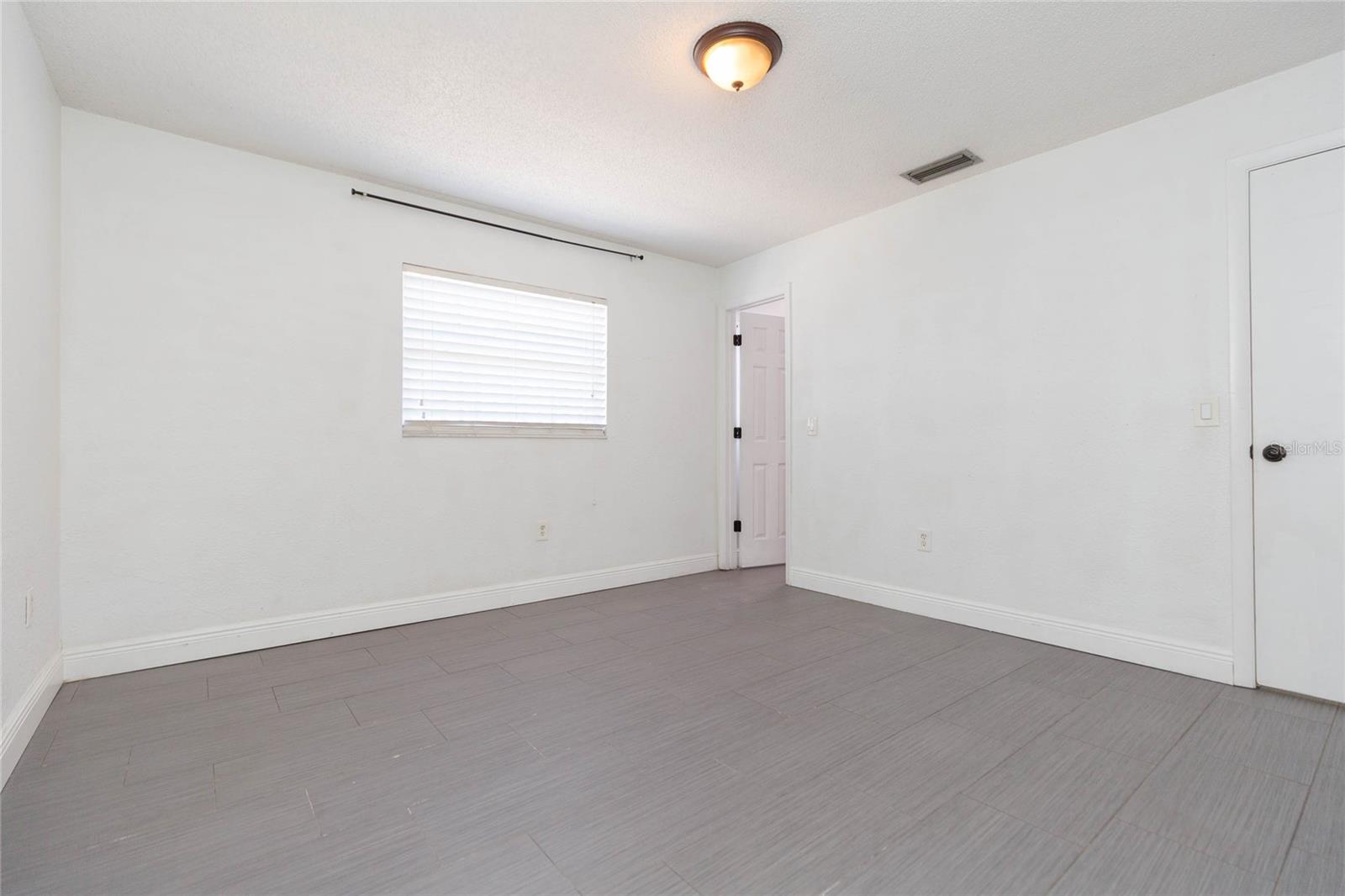 Image 23 of 35 For 2307 Lincoln Court