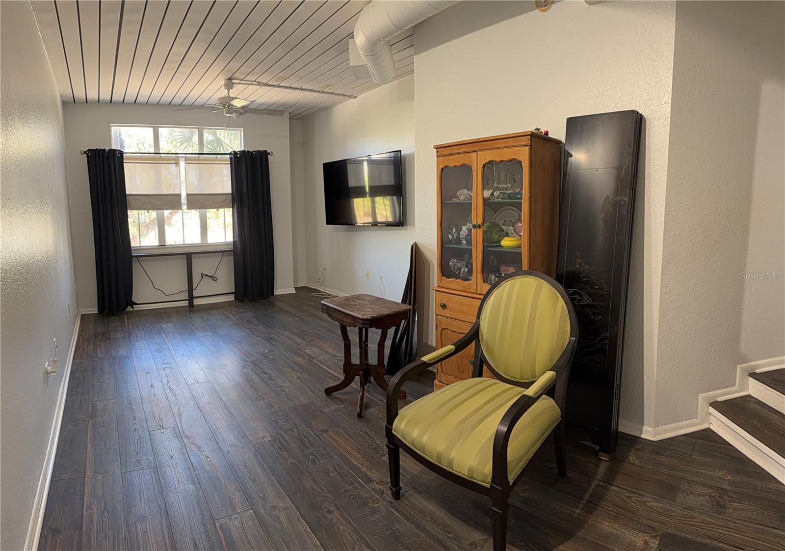 Image 10 of 22 For 2320 Azeele Street 327