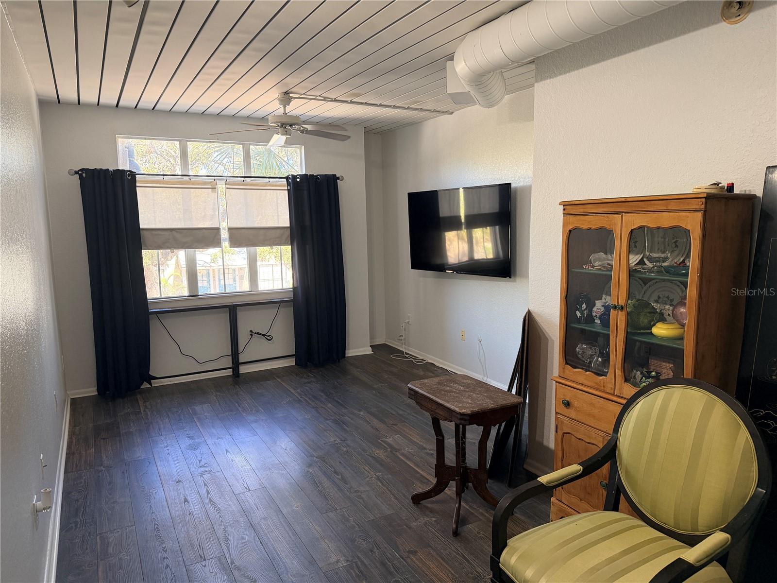 Image 11 of 22 For 2320 Azeele Street 327