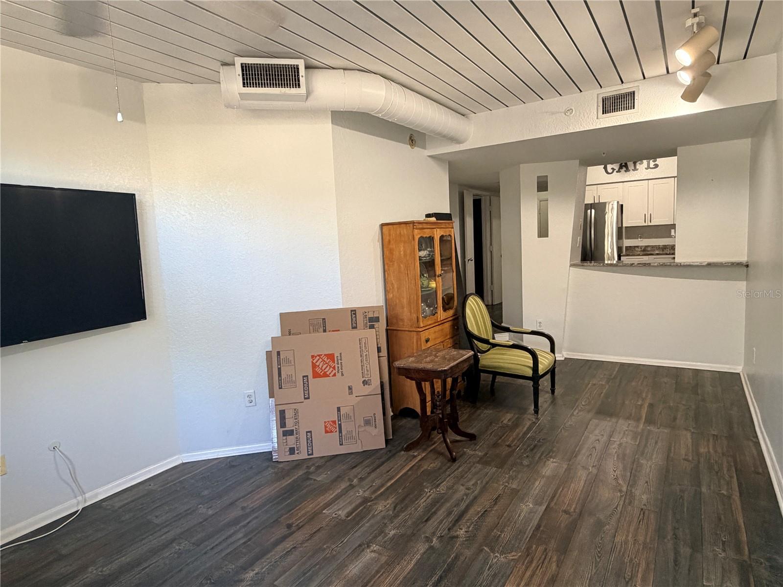 Image 12 of 22 For 2320 Azeele Street 327