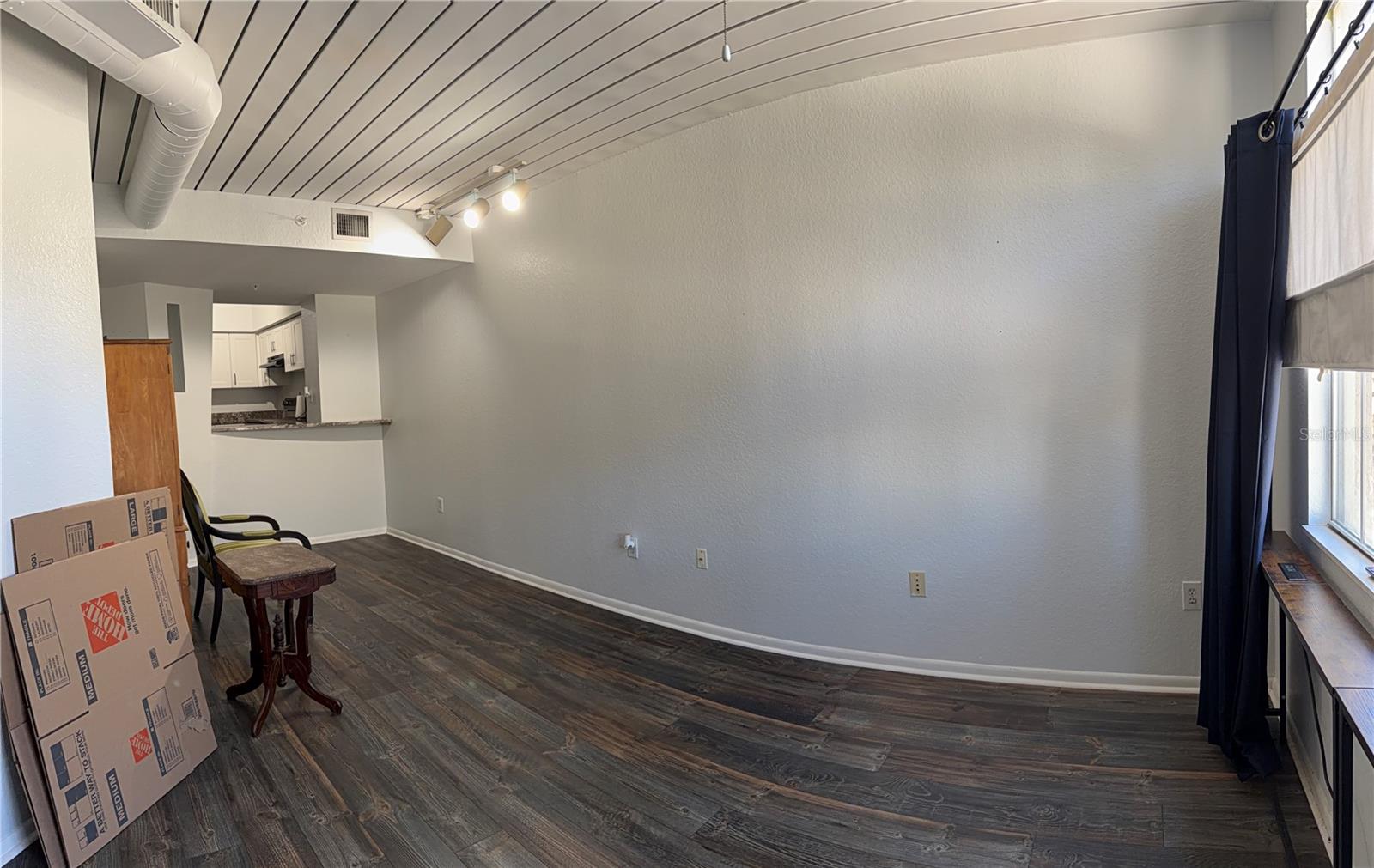 Image 14 of 22 For 2320 Azeele Street 327