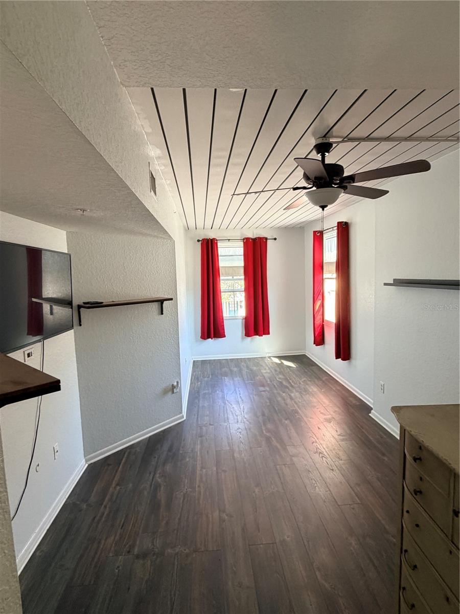 Image 15 of 22 For 2320 Azeele Street 327