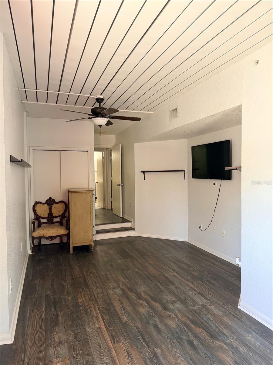 Image 16 of 22 For 2320 Azeele Street 327