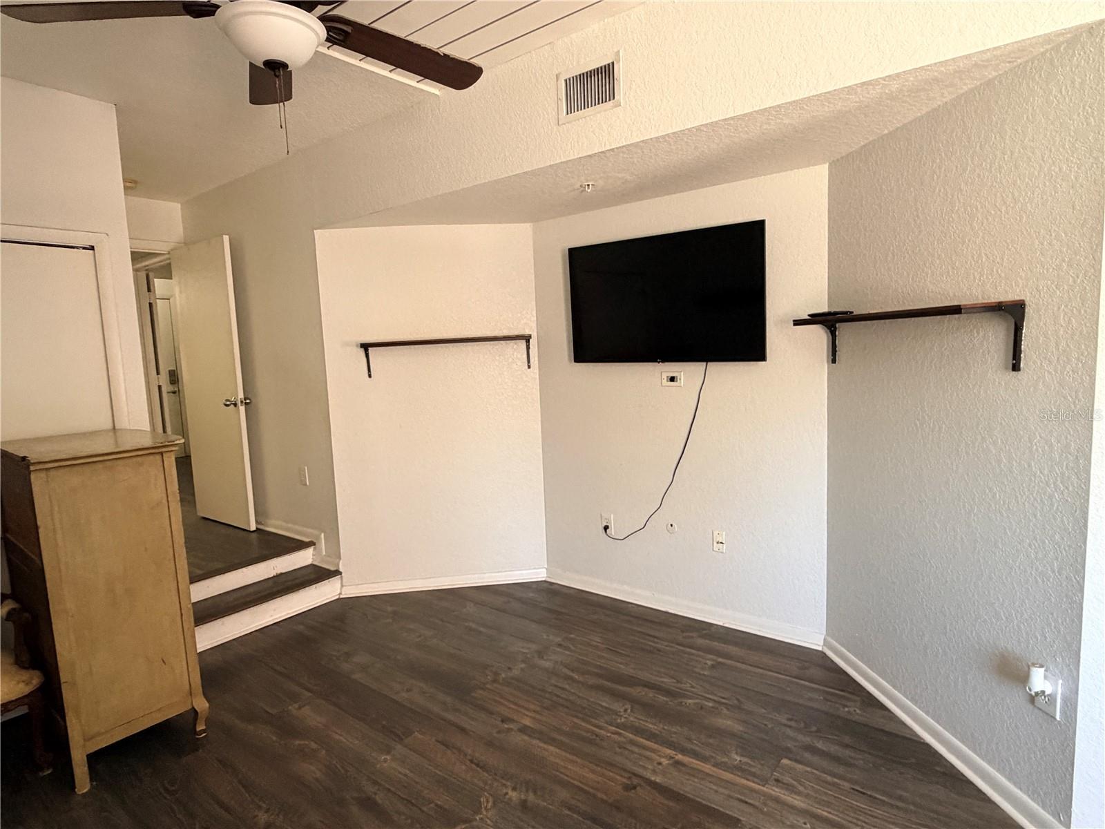 Image 18 of 22 For 2320 Azeele Street 327