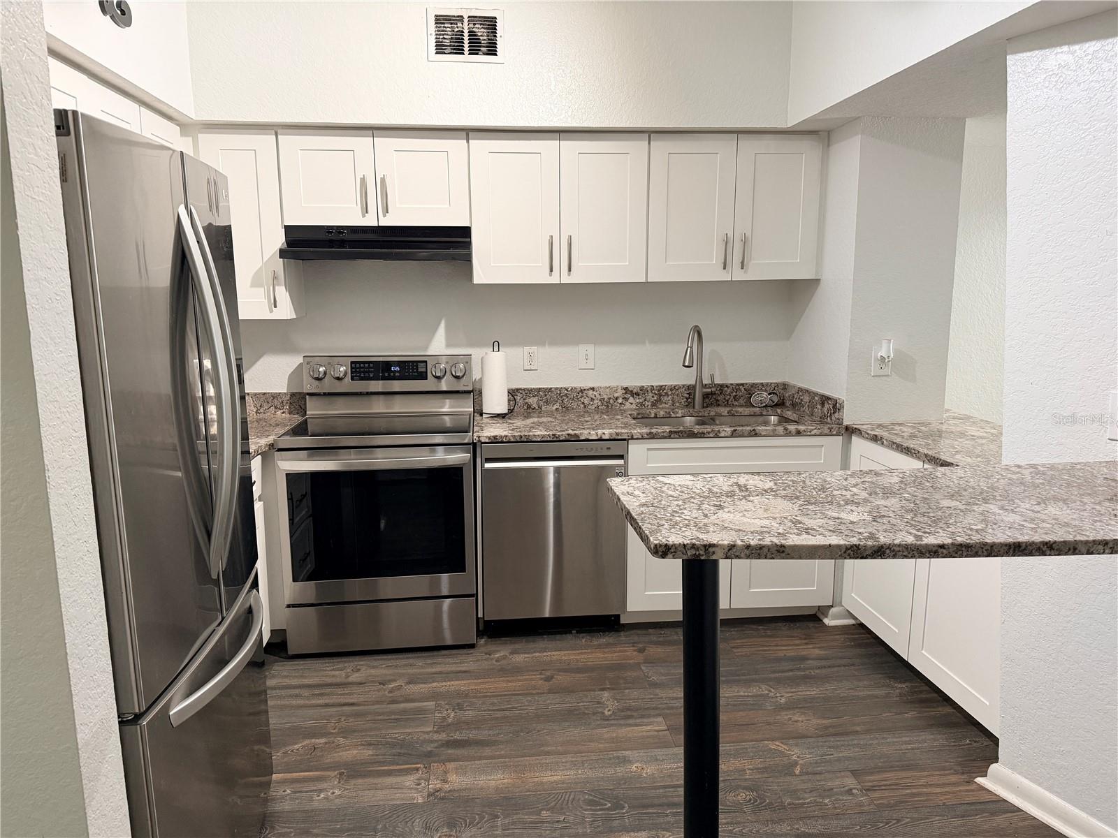 Image 6 of 22 For 2320 Azeele Street 327