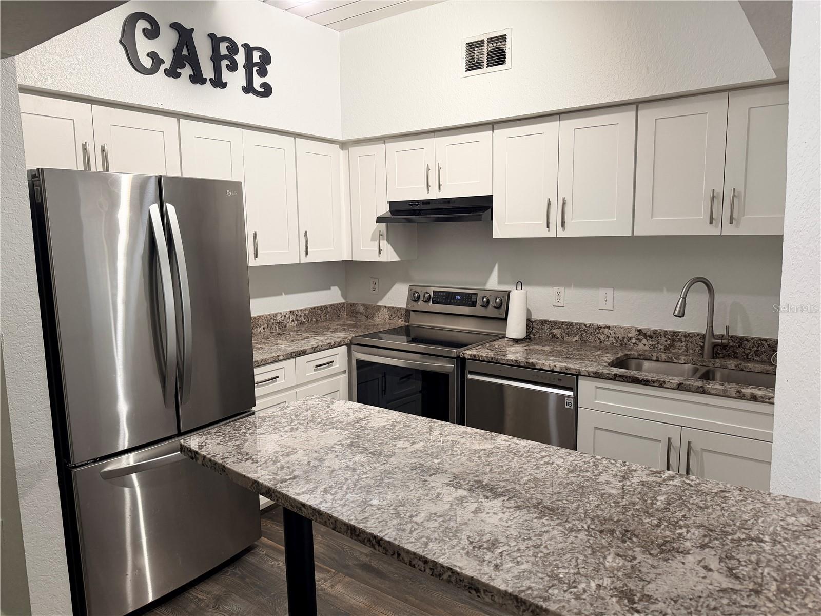 Image 7 of 22 For 2320 Azeele Street 327